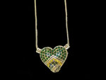 Para torcer com estilo, a designer de acessrios Claudia Arbex criou um colar com pendent em formato de corao cravejado de cristais Swarovski, nas cores azul, verde, amarelo e prata