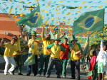 Moradores do bairro So Pedro, em So Jos, prepararam-se para o jogo