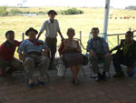 Equipe do Grandes Fazendas e proprietrios da Estncia do Limoeiro posam para foto