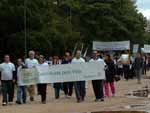 Centenas de pessoas percorreram as alamedas do interior do parque e das ruas adjacentes, aproveitando o dia de sol para se exercitar na 17 Caminhada pela Vida.