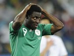 O atacante nigeriano Obafemi Martins se desespera com o apito final do rbitro: time somou duas derrotas e um empate na Copa do Mundo