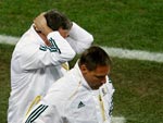 O tcnico brasileiro Carlos Alberto Parreira se desesperou com o gol da Frana: ele sabia que, mesmo vencendo por 2 a 1, a frica do Sul seria eliminada do Mundial