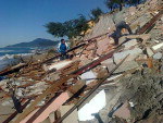 Ressaca causa destruio e compromete casas na Praia do Campeche, em Florianpolis