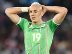 Meia da Arglia, Hassan Yebda, coloca as mos na cabea aps a derrota por 1 a 0 para os Estados Unidos. O gol foi sofrido nos acrscimos, mas o empate tambm no bastava