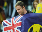 Torcedor da Austrlia recolhe a sua bandeira e se prepara para deixar o estdio. Daqui a quatro anos tem mais Copa do Mundo, no Brasil