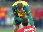 A Austrlia bateu a Srvia por 2 a 1, mas o resultado de nada adiantou: os dois times foram eliminados no Grupo D. Na foto, Brett Emerton consola o srvio Ivan Obradovic
