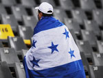 Torcedor de Honduras de enrola na bandeira e deixa o estdio. No empate em 0 a 0 com a Sua, a seleo caribenha somou seu nico ponto na Copa