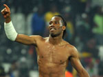 Astro da Costa do Marfim, Didier Drogba fez festa apesar da eliminao. Tirou a camisa e at presentou um torcedor com um p do par de chuteiras