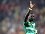 A Costa fo Marfim precisava de uma goleada contra a Coreia do Norte para se classificar. E conseguiu, mas os 3 a 0 no foram suficientes. Na foto, Emmanuel Eboue se despede dos torcedores