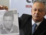O delegado Edson Moreira, um dos responsveis pelo Departamento de Investigao de Homicdios da Polcia Civil de Minas Gerais, exibe uma foto do suposto executor de Eliza Samudio, Marcos Aparecido dos Santos, conhecido pelo apelido &quot;Bola&quot;