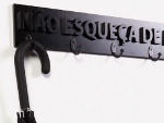 Ideal para deixar perto da porta de sada - com casaco, chaves ou guarda-chuva, por exemplo -, o cabideiro da Pino  auto-explicativo. Preto, tem cinco ganchos e 60 centmetros de largura.
