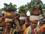 Na ndia, hindus danam ao som dos tambores durante o Festival Bonalu, um ritual para a deusa Kali