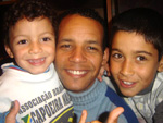 Anderson Gomes de Oliveira Jnior com seu paizo, que muito batalhou pra conseguir ficar perto do filhote e Eduardo, seu mano 