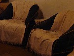 Sala de reunio se assemelha a sala de estar, com poltronas e quadros