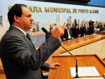 Candidato Joo Bosco Vaz, do PDT, na tribuna da Cmara de Vereadores de Porto Alegre