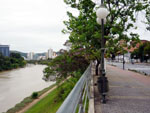 Margens do Rio Itaja-A na Avenida Beira-Rio.