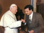 Ademir Schneider recebe a bno do Papa Joo Paulo II