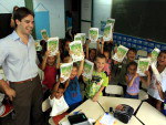 Eduardo Leite viabilizou a entrega de cadernos a alunos da rede municipal.