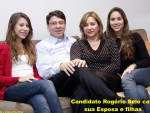 Rogrio Sele, candidato a deputado estadual pelo PSDB, com sua esposa e filhas.