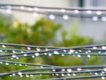 Gotas de orvalho no varal de roupas.