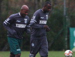 Jeovnio e Reinaldo aquecendo no treino do Figueirense