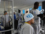 Vandinho e Gabriel colocando a touca no treino do Leo
