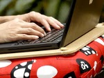 Alternativa s mesas, as almofadas ou bandejas para notebook tm um lado acolchoado e o outro lado firme, feito de madeira ou plstico, principalmente