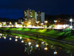 Avenida Beira-Rio iluminada.