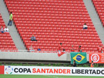 Primeiros torcedores se acomodam no estdio Omnilife