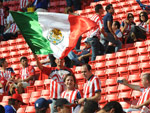 ...o torcedor do Chivas leva a bandeira do Mxico