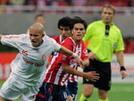 O jogador do Chivas comete a falta em Nei