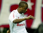 Kleber tenta o lance no estdio Omnilife