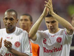 Aps a partida, os jogadores agradecem  torcida