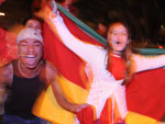 A torcedora carrega consigo a bandeira do Rio Grande do Sul
