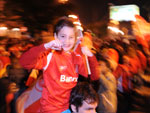 Pai leva o filho para participar da festa