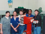 Marcos Monteiro com amigos no Laboratrio de Usinagem