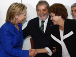Dilma Rousseff com Hillary Clinton, secret�ria de Estado dos EUA, sob olhar de Lula e do ministro de Rela��es Exteriores do Brasil, Celso Amorim