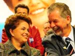 O primeiro compromisso do dia foi s 10h, na Amrigs, onde Dilma falou a prefeitos, vices e vereadores do Interior. Na foto, com o prefeito de Porto Alegre, Jos Fortunati