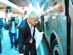 Bautista embarca no nibus