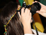 Fernanda Schena, jornalista de Carazinho, fotografando o Rodeio Festana na Querncia, de Carazinho