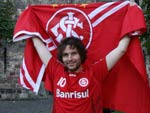 Alberto Egon Schaeffer Filho em frente ao Lancaster Castle, na Inglaterra