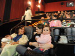 Mames acompanharam a sesso de cinema junto com seus filhos