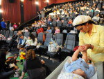 Mames acompanharam a sesso de cinema junto com seus filhos