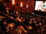 Mames acompanharam a sesso de cinema junto com seus filhos
