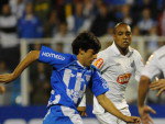 Robinho, do Ava, tentando passar pelos marcadores