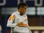 Neymar recebendo a bola e, talvez, pensando nos milhes do Chelsea