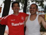 Noriyuki Ueno com o amigo Amorin na praia de Matsubara em Tsuruga, no Japo