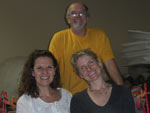 Jos e Elizabeth recebem a visita da sobrinha dele, Claucia, na casa do casal, em Frenchtown