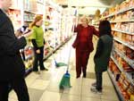 Em Carlos Barbosa, Ana Amlia visitou um supermercado