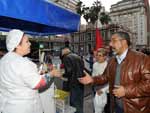 Candidato Paim conversa com eleitora, no centro de Porto Alegre